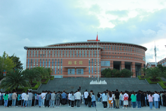 保山中医专举行第五期国旗下的党史教育活动