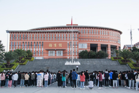 保山中医专举行第七期国旗下的学习教育活动
