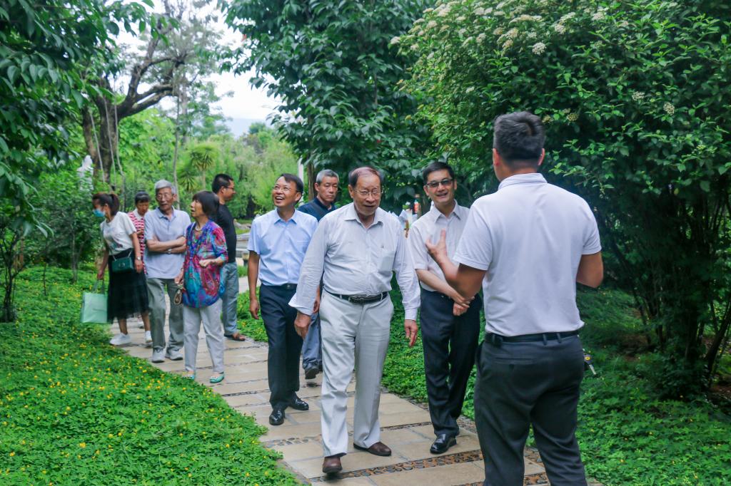 中国科学院院士闻邦椿莅临保山中医专考察调研