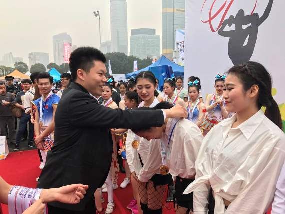 58d2435f86aa8.jpg 赛事嘉宾为beat365队员颁奖.jpg