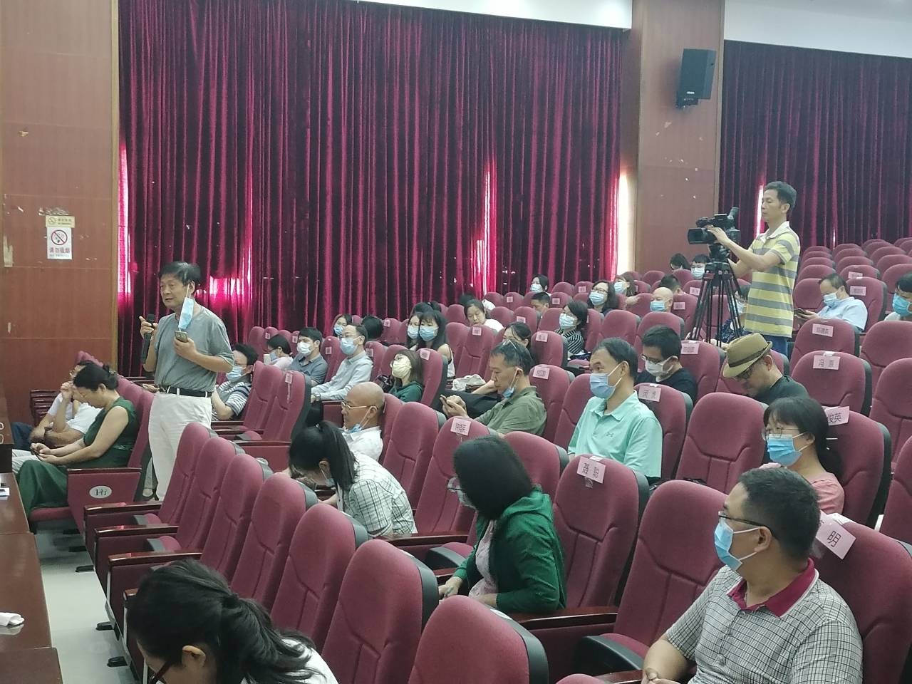 卫建国老师与专家进行交流互动 卫建国老师与专家进行交流互动